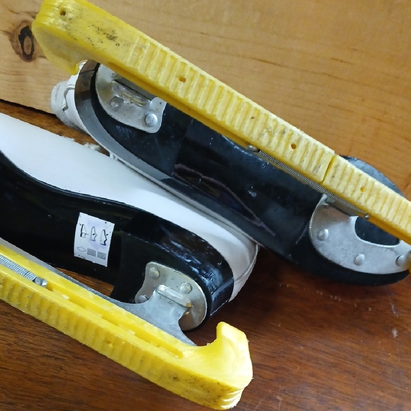 Lange Youth White Ice Skates with Yellow Guards - Picture 7 of 10